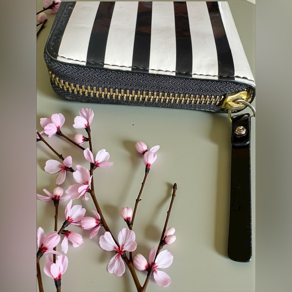 Kate Spade Wellesley Alessa Patent Leather Wallet. Excellent Condition. - Picture 5 of 15